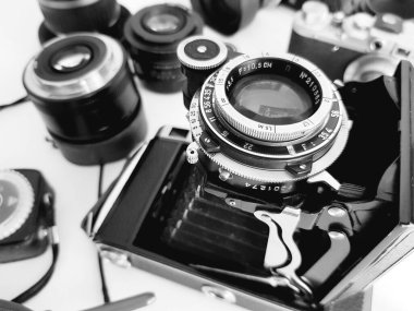 Beyaz arka planda Retro kamera ve lens. Siyah beyaz fotoğraf.