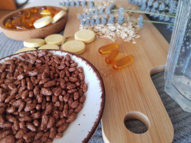 Mısır gevreği ve vitaminle sağlıklı bir kahvaltı. Seçici odak.