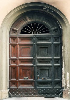 Ukrayna 'nın eski Lviv kasabasındaki eski ahşap kapı..