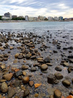 İspanya, Costa Blanca, Benidorm sahilinde taşlar.