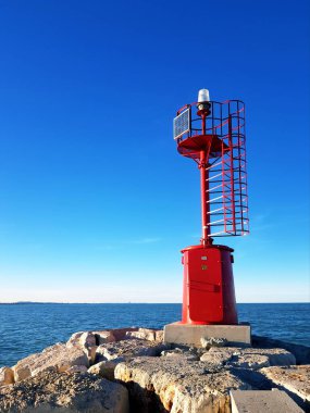 Deniz kıyısındaki kırmızı deniz feneri