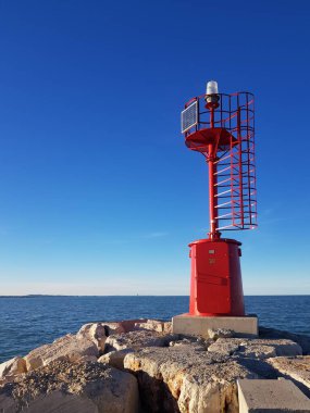 Sahildeki deniz feneri