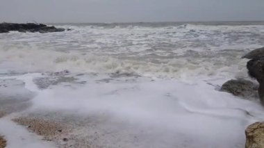 Fırtına sırasında deniz dalgaları kumlu kıyılara doğru akar.