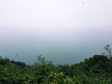 Güzel deniz manzarası ve dağlar.