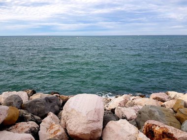 Deniz manzarası ve kumsal.