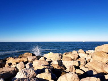 Deniz kıyısının güzel manzarası
