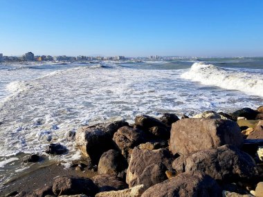 Dalgaları ve denizi olan güzel sahil