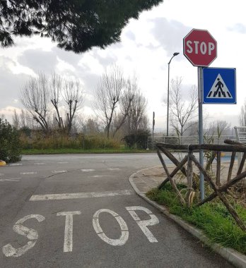 Beyaz arkaplanda bir yol işaretinin dikey çekimi