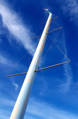 Mavi gökyüzüne karşı yelkenli direğinin alçak açılı görüntüsü