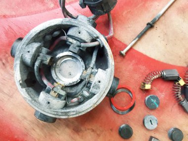 Eski araba motoru ve yedek parça