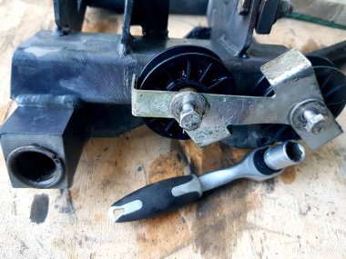 Bir araba motorunun bir parçasını tornavidayla kapat