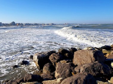 Sahildeki deniz dalgaları