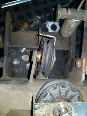 Atölyede eski ve paslı bir araba tekerleği, fotoğrafa yakın çekim.