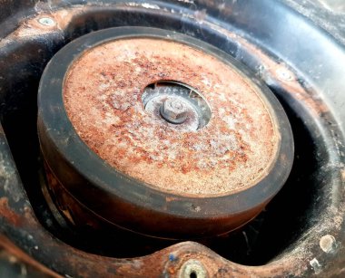 Eski arabanın paslı tekerleği, yakın çekim, seçici odaklanma