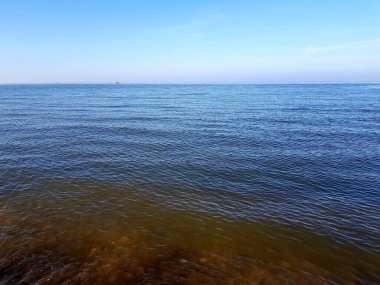 deniz kıyısı mavi gökyüzü ile