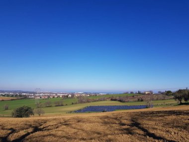 Yeşil çimen ve mavi gökyüzü olan güzel bir manzara.