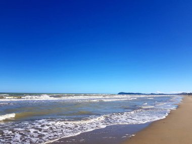 Deniz kıyısının güzel manzarası