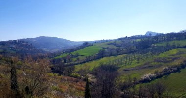 Dağlardaki güzel bahar manzarası