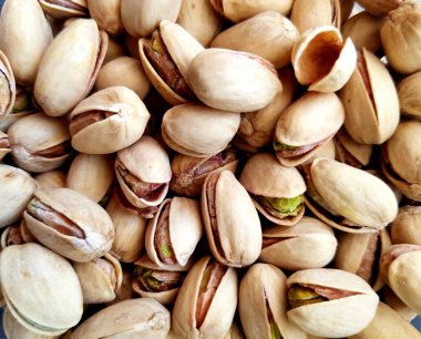 Piyasada taze fıstık var.