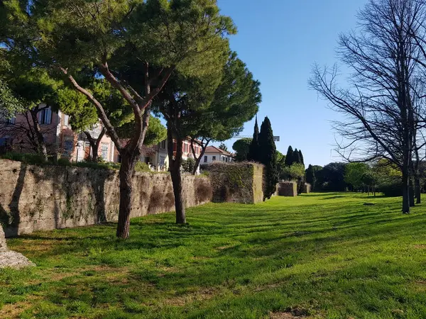 İtalya 'nın Rimini kentindeki antik kale duvarının yanındaki yeşil park.