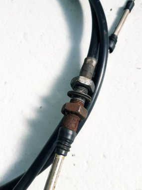 Beyaz arka plandaki eski bir elektrik kablosunu kapat.