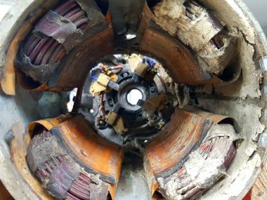 Terk edilmiş bir fabrikada hasarlı bir elektrik motorunun yakın plan çekimi.