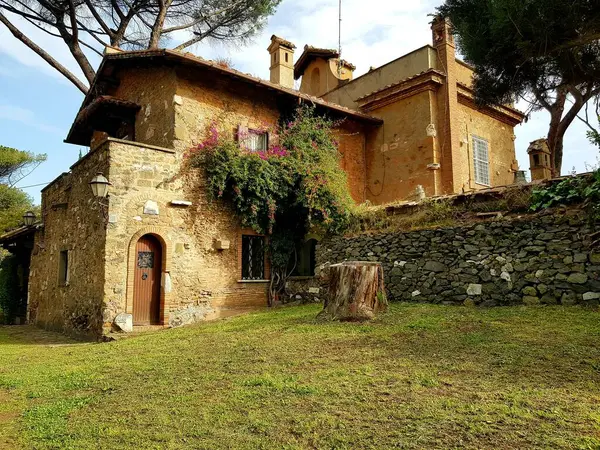 Yazın Akdeniz köyünde bir ev.