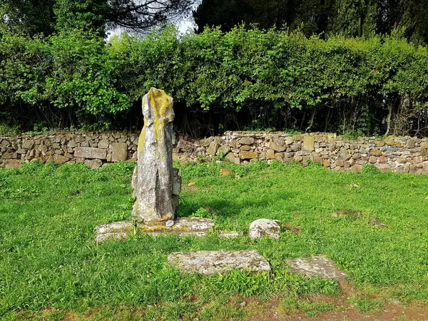 Parkta taş bir heykel