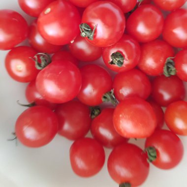 Beyaz arka planda taze kiraz domatesleri