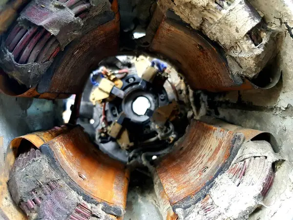 Eski fabrikada kırık elektrik motoru, fotoğrafa yakın çekim.
