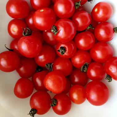 Beyaz arkaplanda kırmızı domatesler