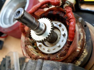 Bir araba tamirhanesinde elektrikli bir motorun yakın çekimi..