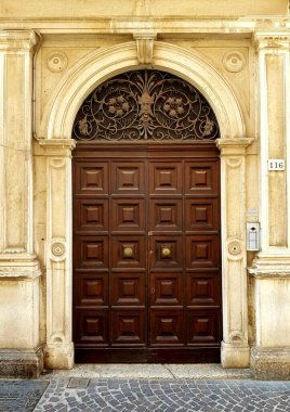 İtalya 'daki eski kapı Avrupa mimarisi ve tarihi kapı.