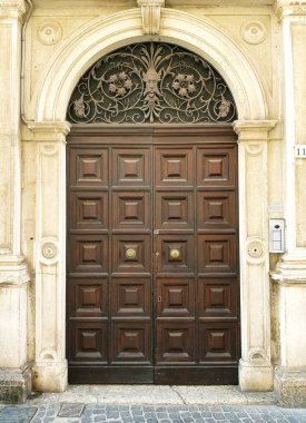 İspanya 'nın Bilbao şehrindeki bir binanın cephesi.