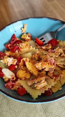 Pastırmalı, kırmızı biberli ve soğanlı patates gnocchi..