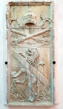 Hırvatistan 'ın Zagreb kentindeki Aziz Peter ve Paul Kilisesi' nin kapısında ortaçağ arması