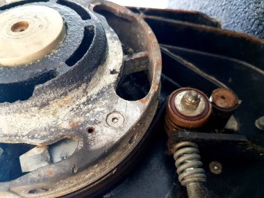 Eski araba parçaları, yüzeysel alan derinliği olan fotoğraflara yakın çekim