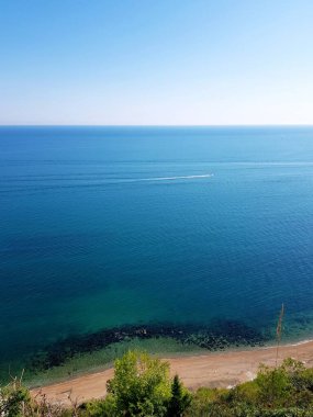 Dağın yüksekliğinden deniz manzarası. Kırım, Ukrayna