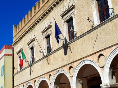 İtalya 'da eski bir binada İtalyan bayrağı ve AB bayrağı