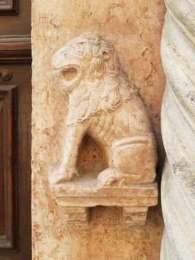 Venedik şehrinin kapısındaki aslan