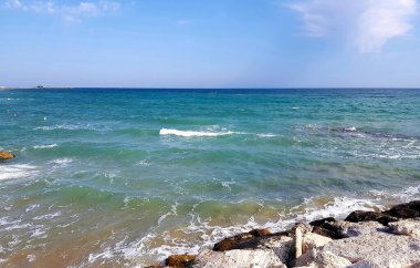 Deniz kıyısının güzel manzarası