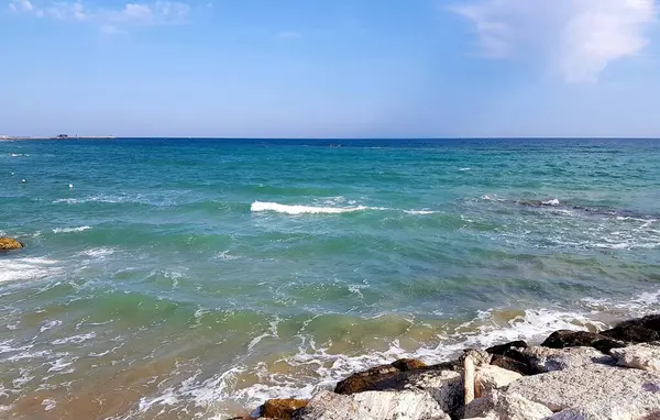 Deniz kıyısının güzel manzarası