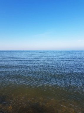 Mavi deniz ve mavi gökyüzü. Doğa bileşimi. Yatay bileşim.