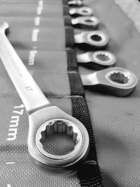 Araba tamiri ekipmanları, yakın çekim. Siyah ve beyaz.