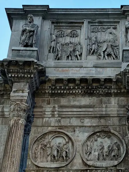 Roma, İtalya 'daki Konstantin Kemeri' nin mimari ayrıntıları