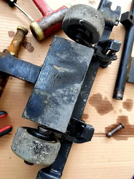 Eski paslı metal boru