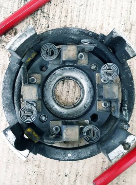 Beton zemindeki araba disk frenini kapat. Seçici odak.