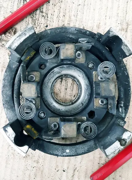 Beton zemindeki araba disk frenini kapat. Seçici odak.