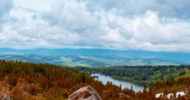 Dağ Gölü yaz ya da sonbahar zamanında zaman atlaması. Vahşi doğa ve kırsal alan. Hızlı bulutlar, yeşil çimenler ve dramatik gökyüzü. Motorlu doli kaydırma hareketi