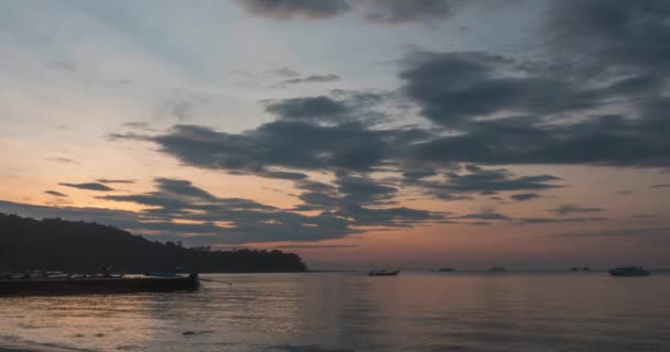 Время Восхода Солнца Тёмного Яркого Дневного Солнца Над Морем Волны — стоковое видео